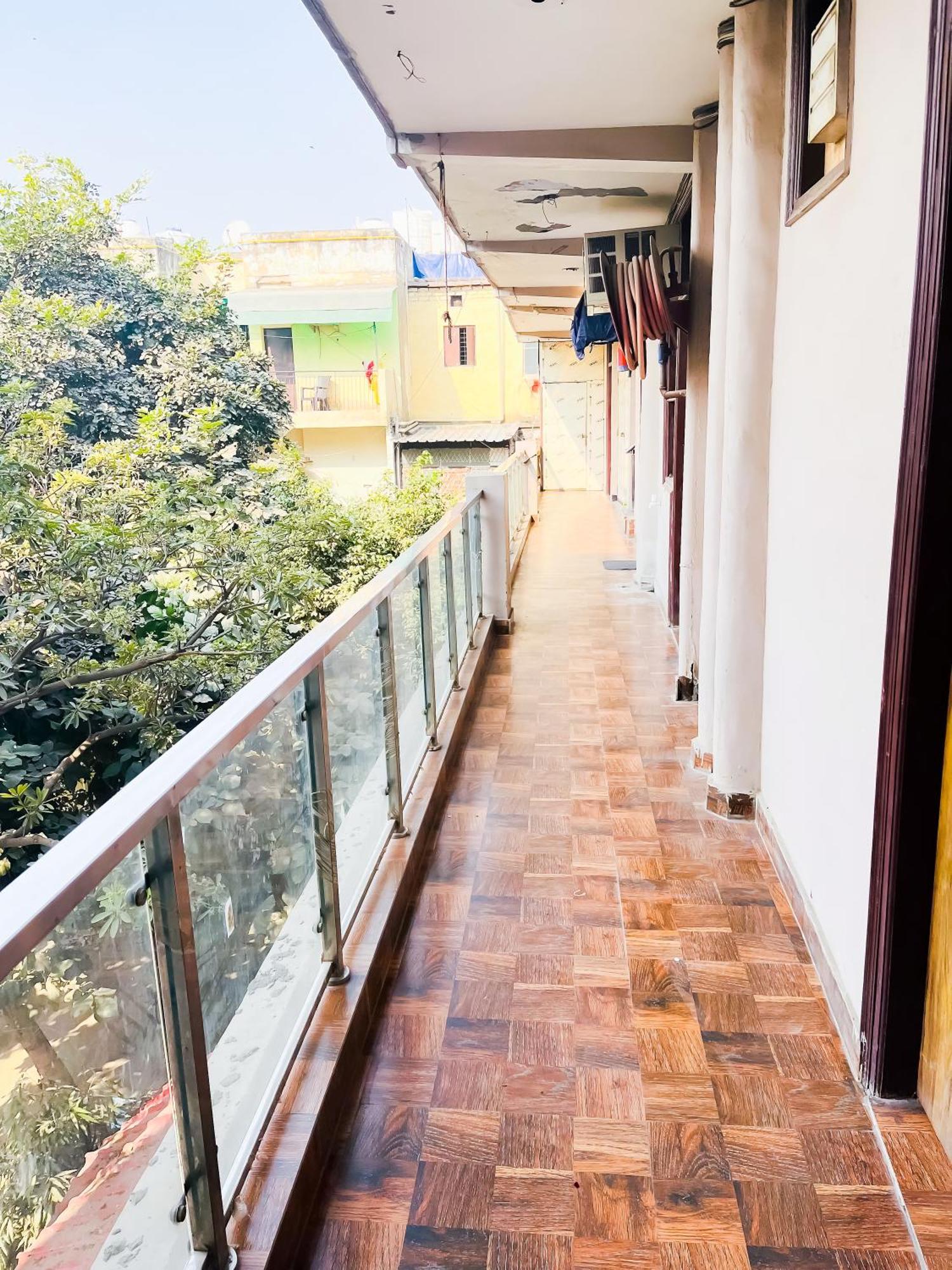 Hotels Near Hazrat Nizamuddin Railway Station ROOMSHALA 121 HOTEL CLASSIC -HAZRAT NIZAMUDDIN RAILWAY STATION NEW DELHI