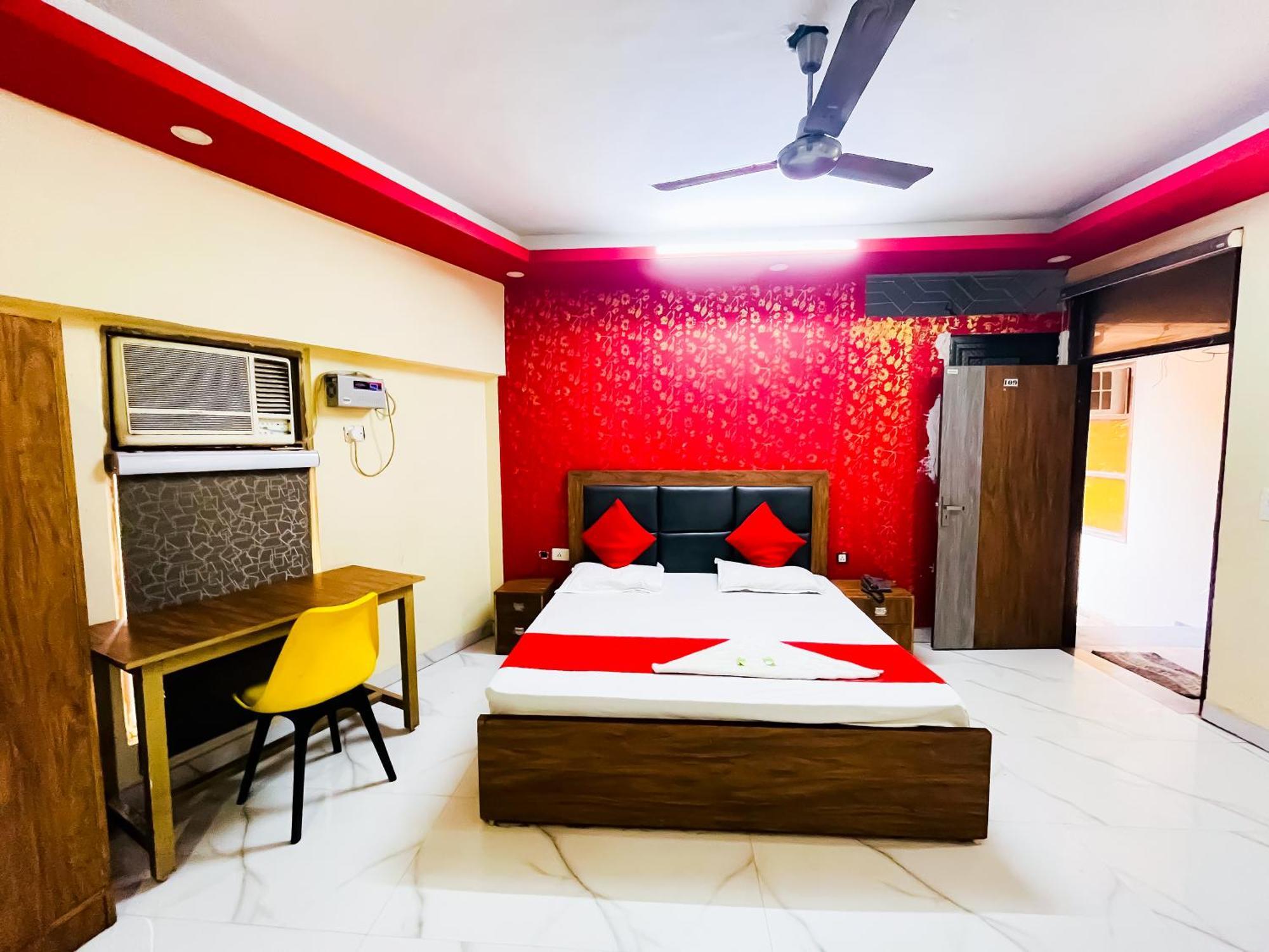 Hotels Near Hazrat Nizamuddin Railway Station ROOMSHALA 121 HOTEL CLASSIC -HAZRAT NIZAMUDDIN RAILWAY STATION NEW DELHI