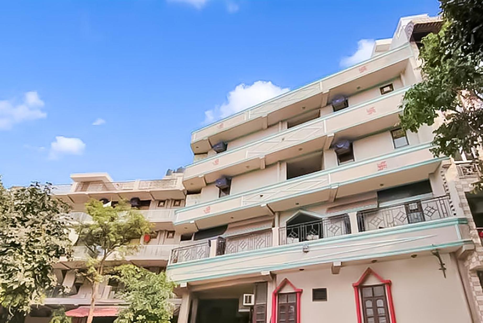 Hotels Near Hazrat Nizamuddin Railway Station ROOMSHALA 121 HOTEL CLASSIC -HAZRAT NIZAMUDDIN RAILWAY STATION NEW DELHI